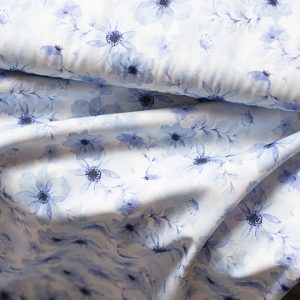 Bomullspoplin – Pastelliga blå blommor – Offwhite (GOTS-certifierad), metervara.