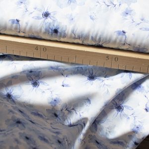 Bomullspoplin - Pastelliga blå blommor - Offwhite (GOTS-certifierad), metervara.